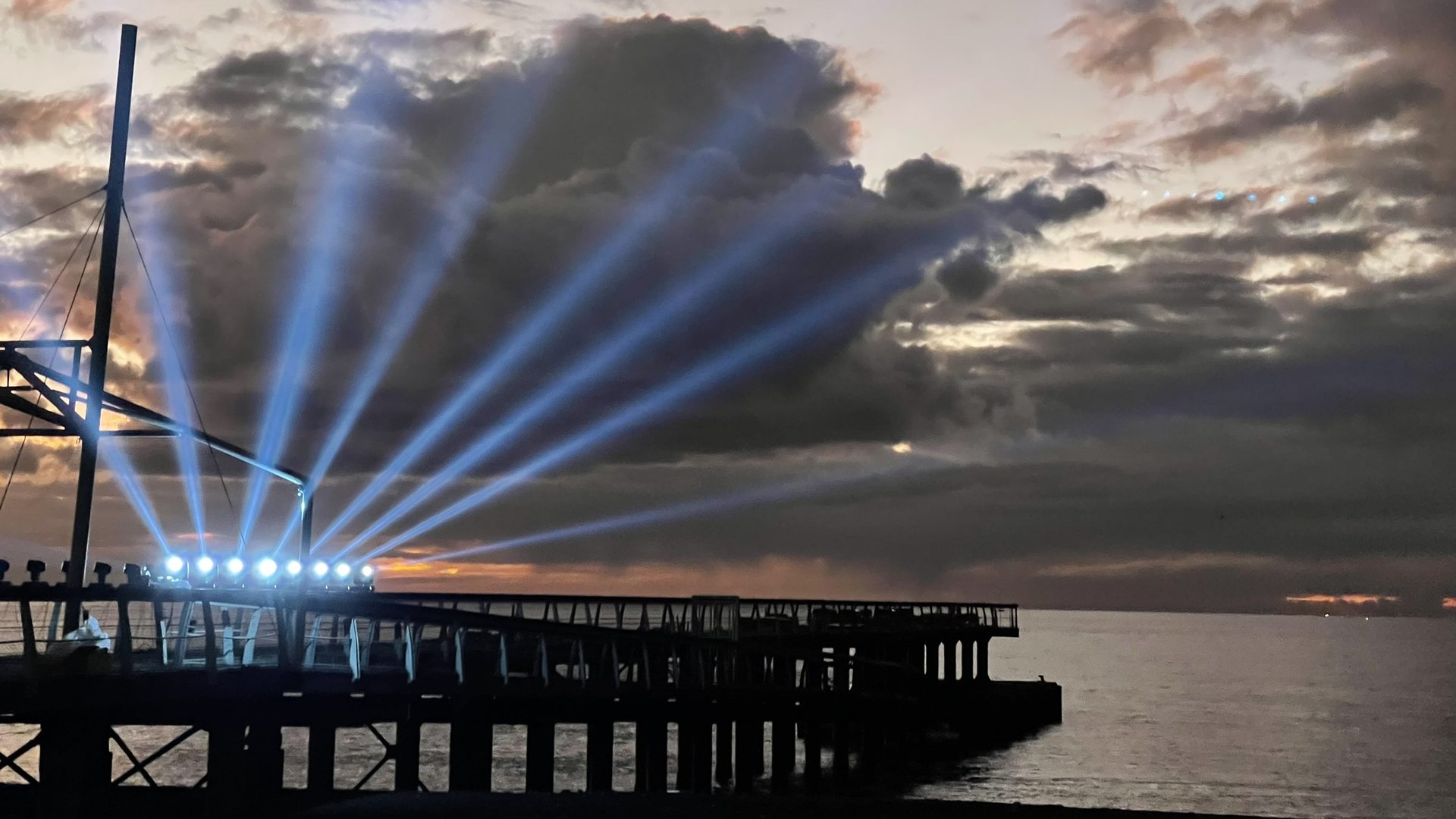 Faisceaux de lumière en extérieur au crépuscule